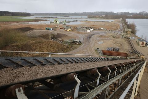 Erneut beschäftigt sich das NRW-Oberverwaltungsgericht mit dem Kiesabbau am Niederrhein. (Archivbild) Foto: Oliver Berg/dpa