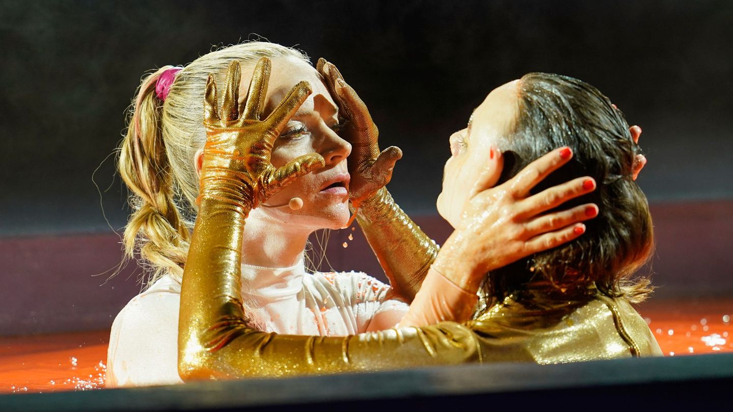 Die Schauspielerinnen Laina Schwarz (l) und Lena Urzendowsky erhielten 2023 in Worms viel Applaus. (Archivbild) Foto: Uwe Anspac