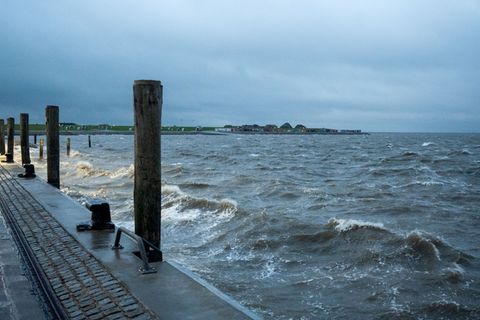 Neben Sturmböen ist auch mit Dauerregen am Samstag zurechnen (Symbolbild) Foto: Daniel Bockwoldt/dpa/Daniel Bockwoldt
