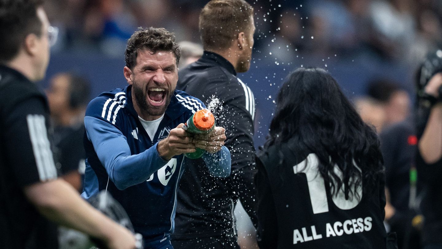 Thomas Müller ist auch in seinem neuen Team ein Spaßvogel. Foto: Ethan Cairns/The Canadian Press/AP/dpa