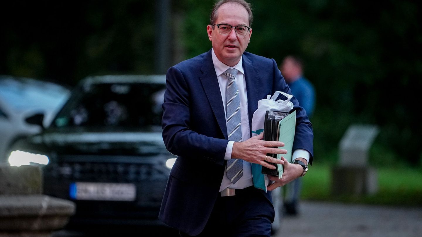 Migration meeting in Munich: Dobrindt wants quick asylum procedures and permanent deportation