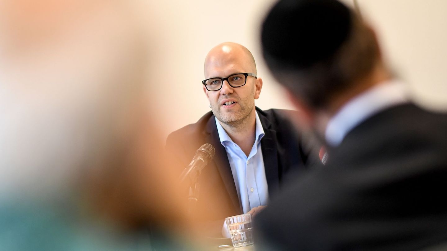 Berlins Antisemitismusbeauftragter Samuel Salzborn sieht jüdisches Leben in Berlin vielfältig bedroht. (Archivbild) Foto: Britta