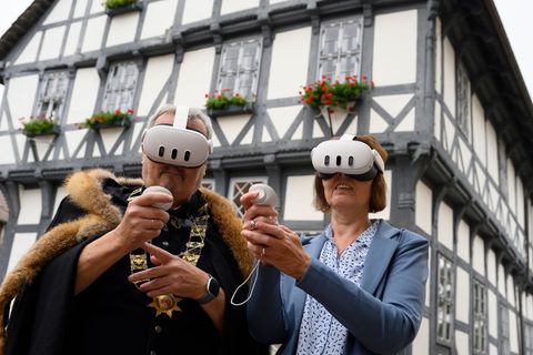 Durch die VR-Brille können Nutzer historische Gebäude besichtigen. Foto: Swen Pförtner/dpa