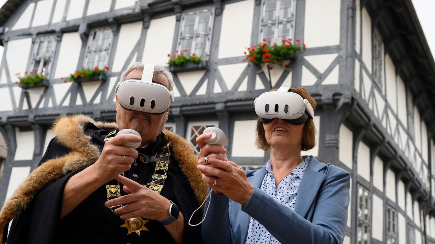 Durch die VR-Brille können Nutzer historische Gebäude besichtigen. Foto: Swen Pförtner/dpa