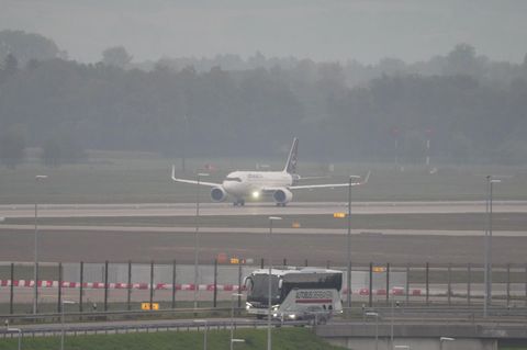 Am Flughafen München startet ein Flugzeug, nachdem der Betrieb wegen Drohnen unterbrochen war