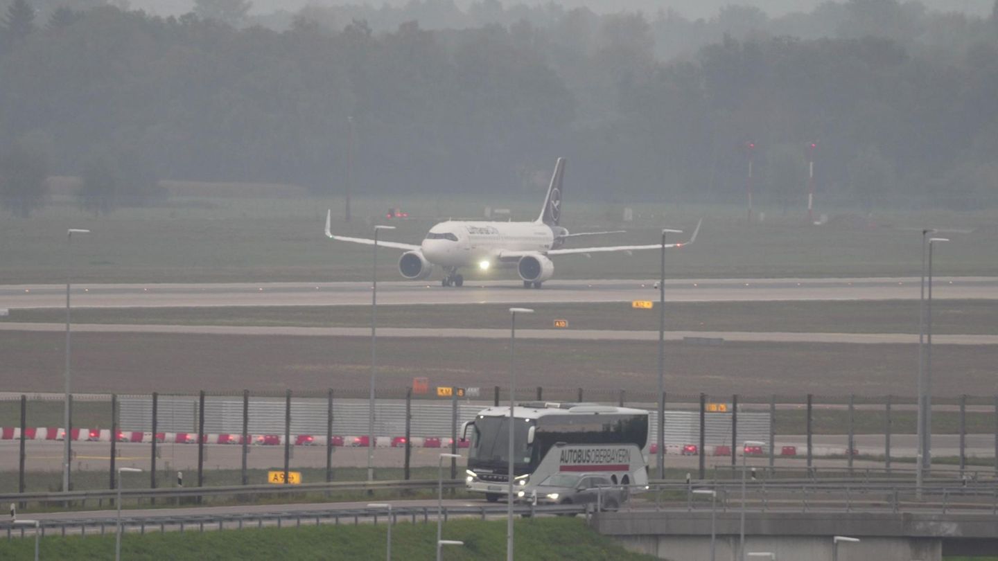 Am Flughafen München startet ein Flugzeug, nachdem der Betrieb wegen Drohnen unterbrochen war
