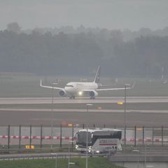 Am Flughafen München startet ein Flugzeug, nachdem der Betrieb wegen Drohnen unterbrochen war