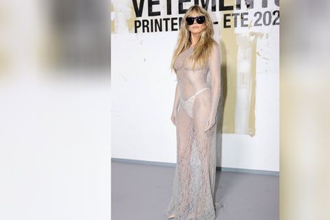 Heidi Klum präsentiert ein durchsichtigem Kleid in Paris.