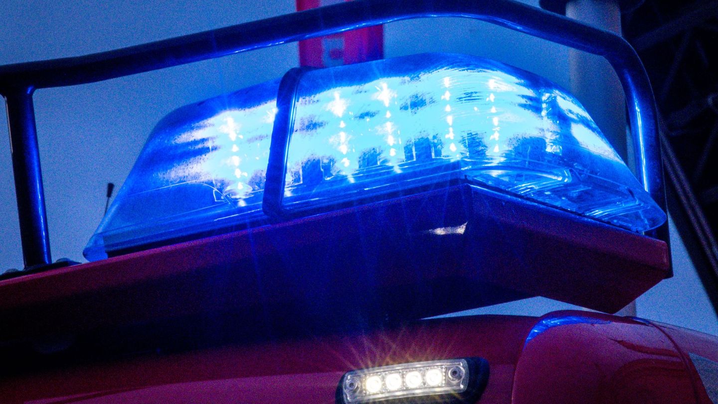 Als die Feuerwehr eintraf, stand der ganze Gebäudekomplex in Flammen. (Symbolbild) Foto: Jens Büttner/dpa