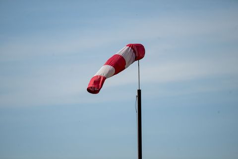 An der Nordseeküste sorgen orkanartige Böen für leichte Überschwemmungen am Wochenende. (Symbolbild) Foto: Pia Bayer/dpa