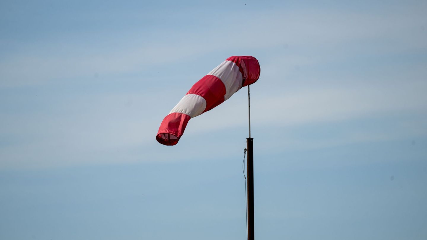 An der Nordseeküste sorgen orkanartige Böen für leichte Überschwemmungen am Wochenende. (Symbolbild) Foto: Pia Bayer/dpa