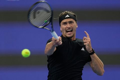 Alexander Zverev schafft es mit einiger Mühe in die nächste Runde von Shanghai. Foto: Mahesh Kumar A./AP/dpa
