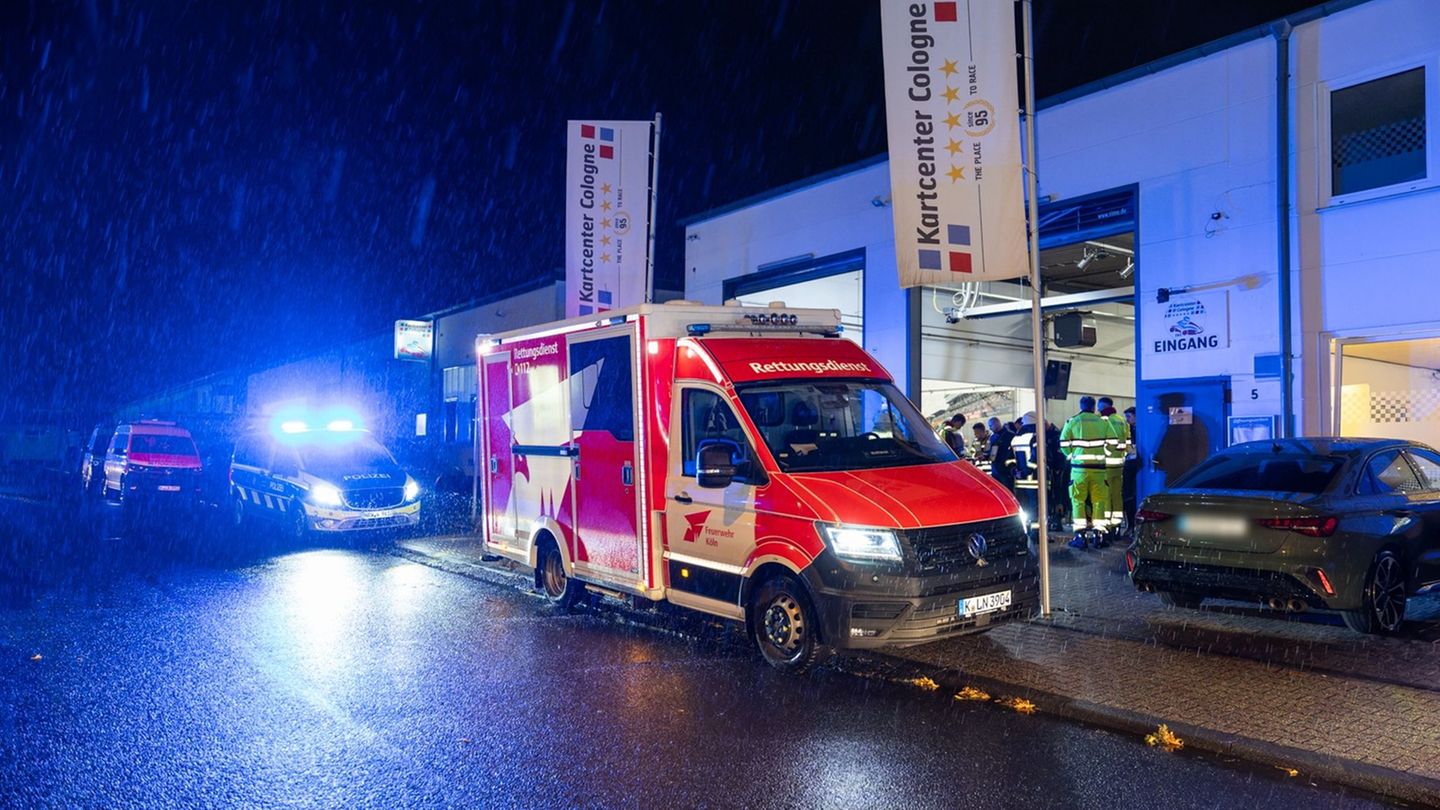 Großeinsatz wegen Kohlenmonoxid-Vergiftungen in einer Kölner Kartbahn. Offenbar war die Lüftung defekt. Foto: Jan Ohmen/dpa