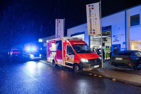 Großeinsatz wegen Kohlenmonoxid-Vergiftungen in einer Kölner Kartbahn. Offenbar war die Lüftung defekt. Foto: Jan Ohmen/dpa