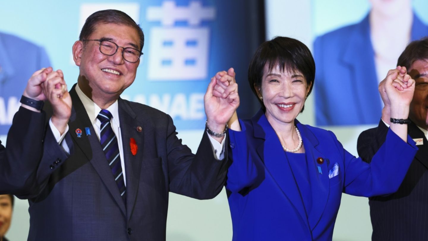 Sanae Takaichi (R) mit Regierungschef Shigeru Ishiba (L)