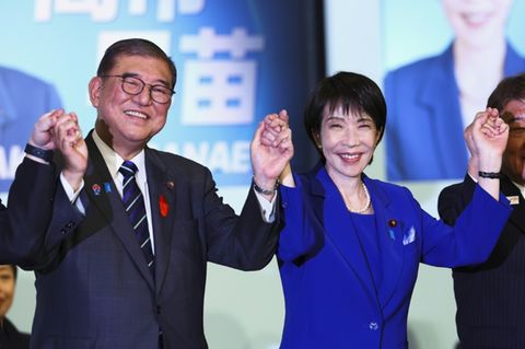 Sanae Takaichi (R) mit Regierungschef Shigeru Ishiba (L)