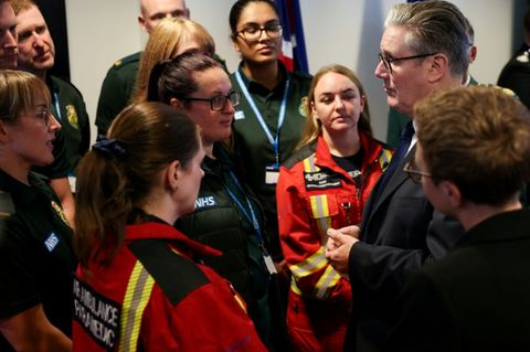 Starmer im Gespräch mit Rettungskräften in Manchester