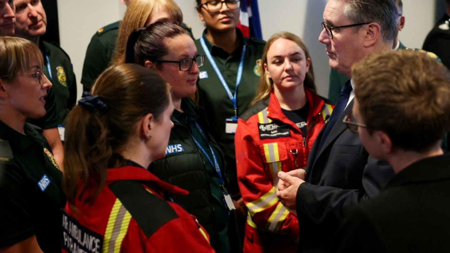 Starmer im Gespräch mit Rettungskräften in Manchester
