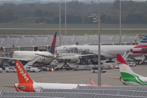 Drohnen unbekannter Herkunft hatten am Donnerstagabend, in der Nacht zum Freitag und am Freitagabend den Flugbetrieb am Flughafe