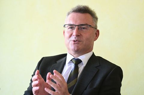 Landkreistagspräsident Achim Brötel (CDU) warnt vor explodierenden Schulden. (Archivbild) Foto: Bernd Weißbrod/dpa