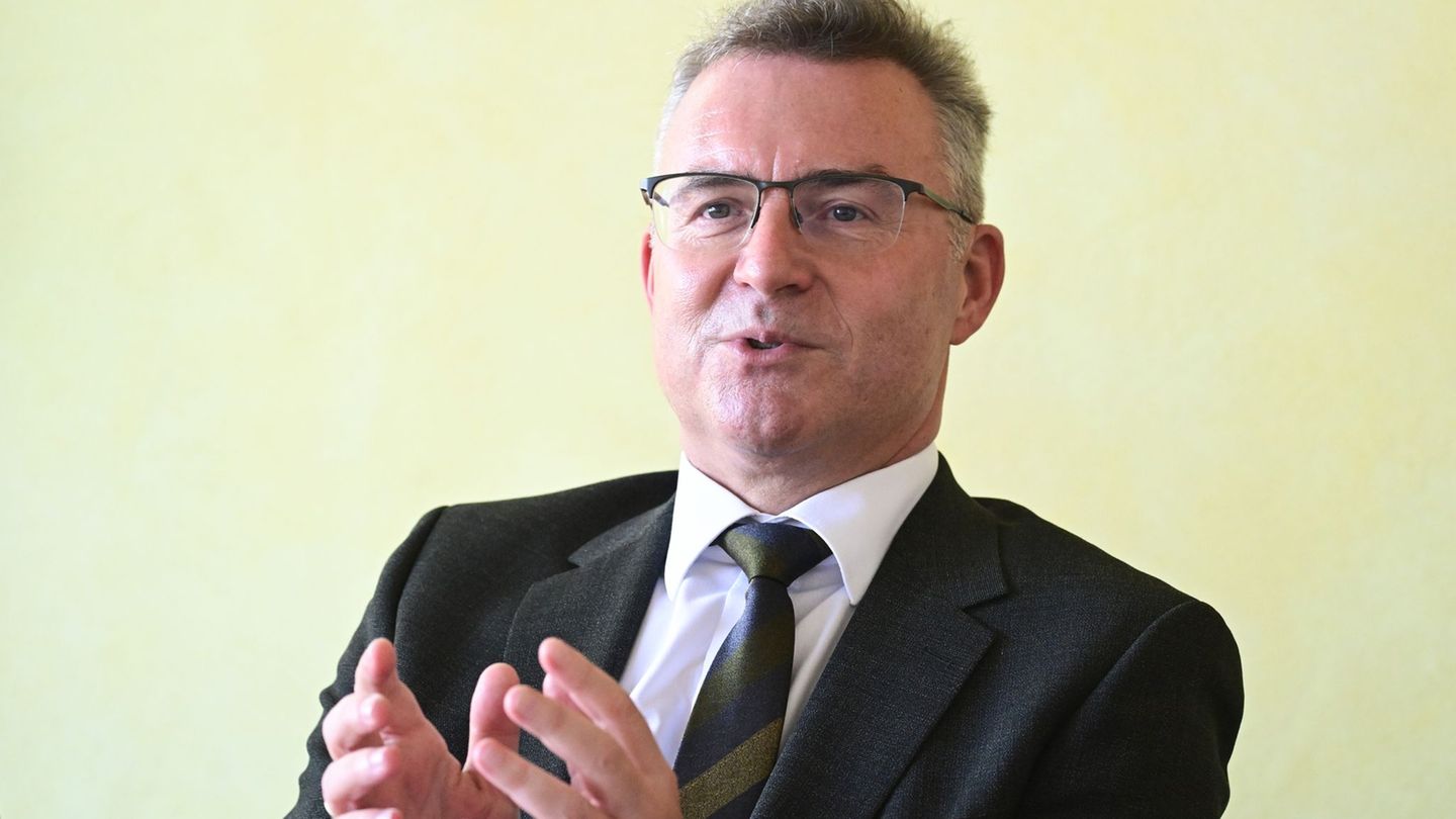 Landkreistagspräsident Achim Brötel (CDU) warnt vor explodierenden Schulden. (Archivbild) Foto: Bernd Weißbrod/dpa