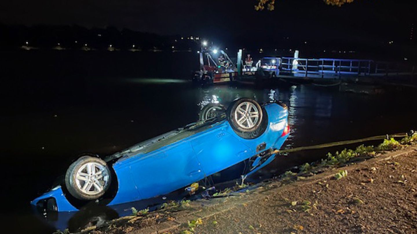 Ein Auto rollt in den Baldeneysee in Essen. Die Insassen konnten sich retten. Foto: -/Feuerwehr Essen/dpa