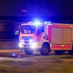 Schluss mit Schlafen: Nächtlicher Feuerwehreinsatz in Bad Nauheim. (Symbolbild) Foto: Jan Woitas/dpa