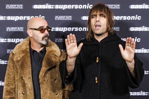 Oasis-Gitarrist Paul "Bonehead" Arthurs (l.) bei einem Termin mit Sänger Liam Gallagher