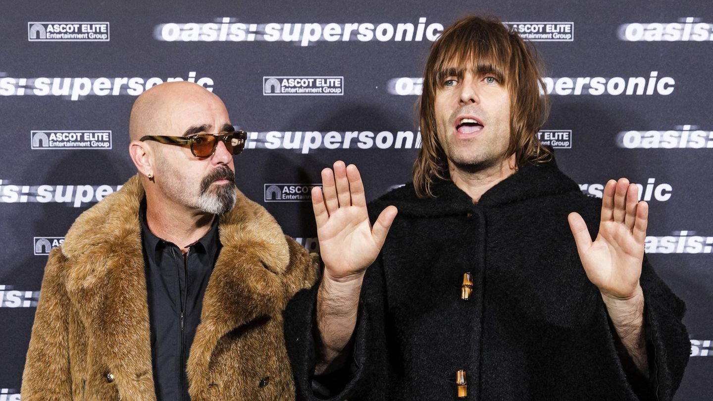 Oasis-Gitarrist Paul "Bonehead" Arthurs (l.) bei einem Termin mit Sänger Liam Gallagher