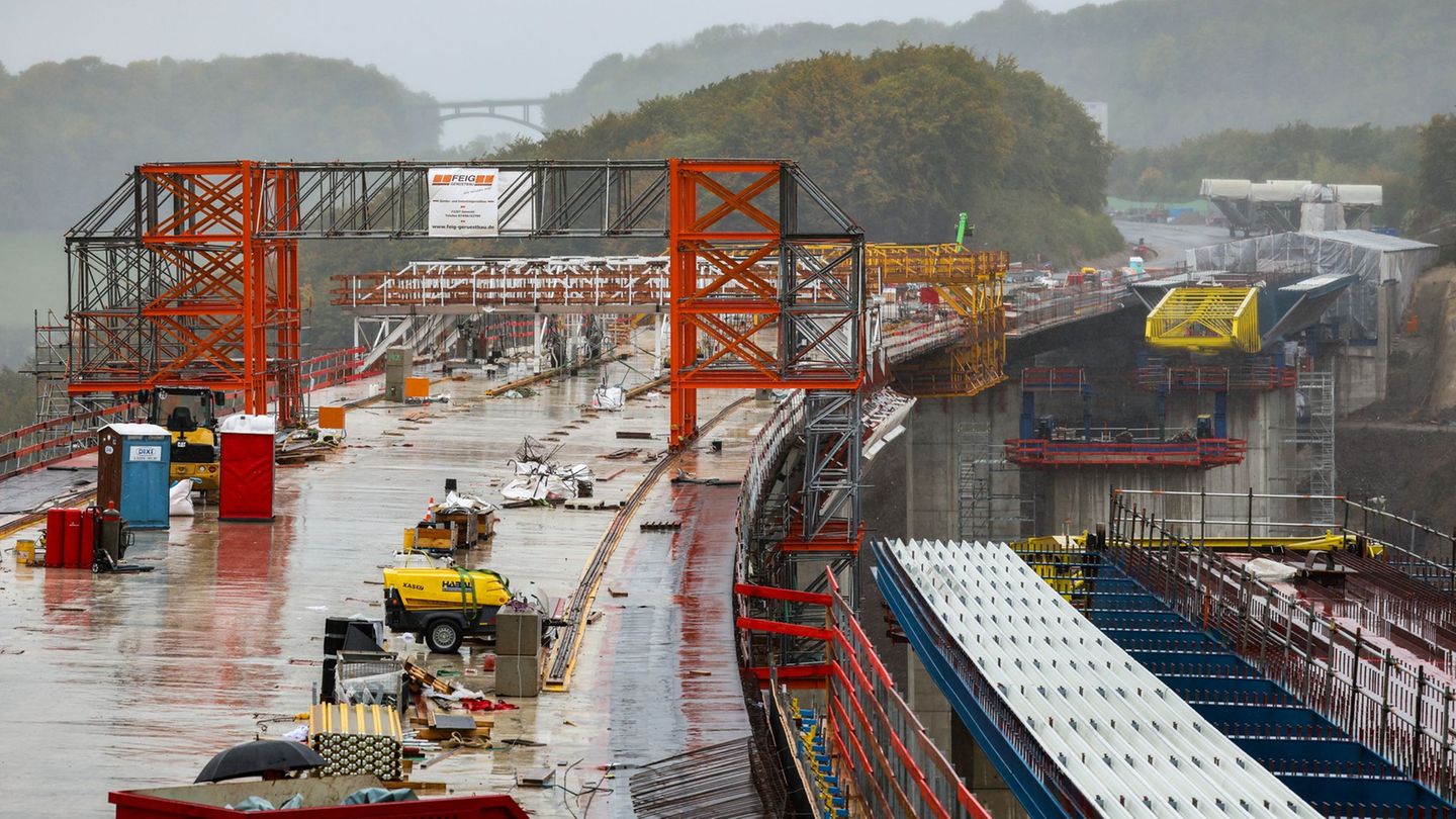 Heftiger Regen und starker Wind sorgten für deutlich weniger Besucher beim Brückenfest an der A45-Rahmede-Brücke als erhofft. Fo