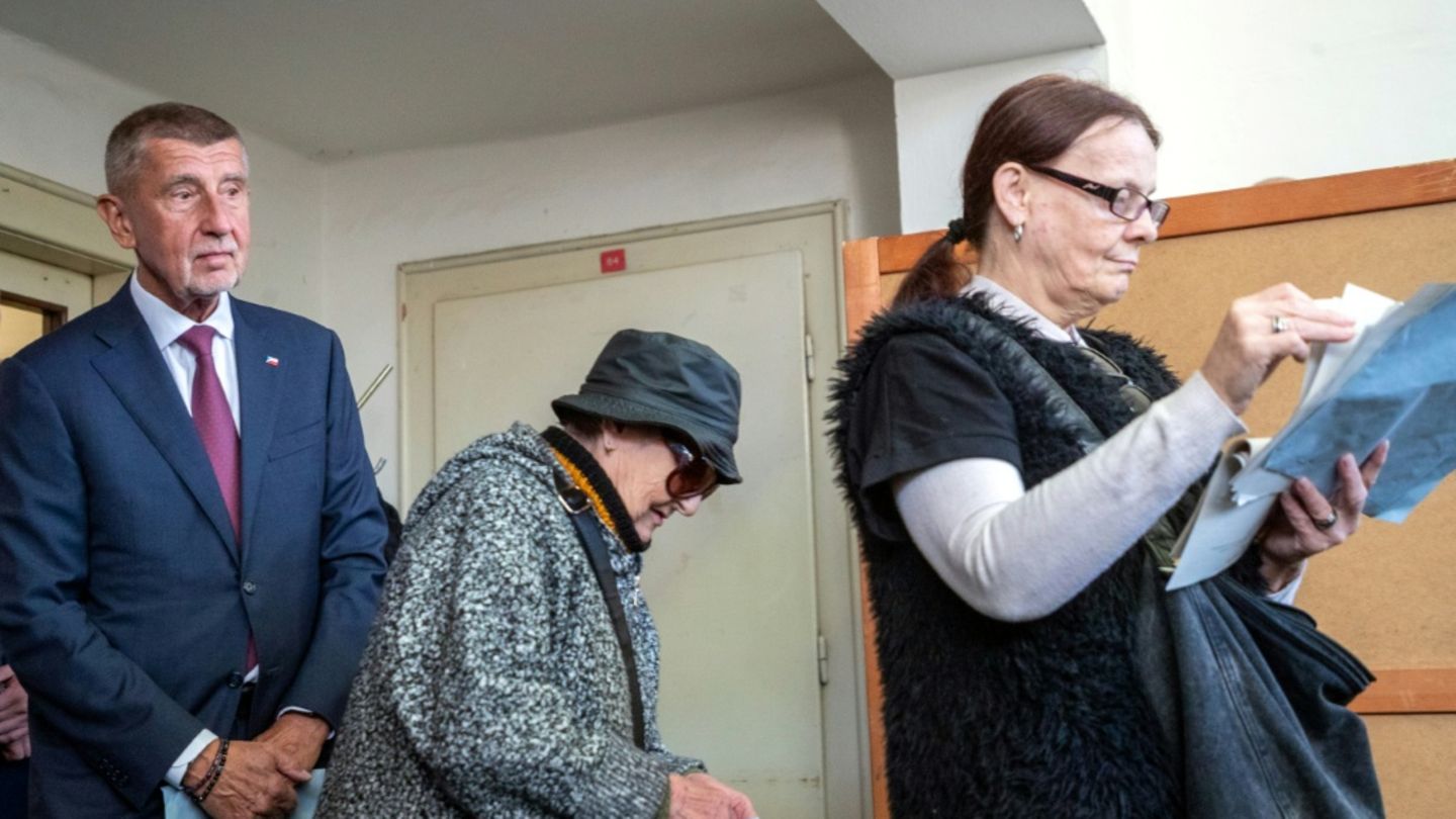 Babis (links) steht an der Wahlurne an