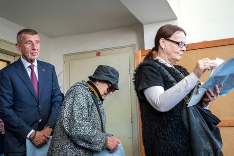 Babis (links) steht an der Wahlurne an