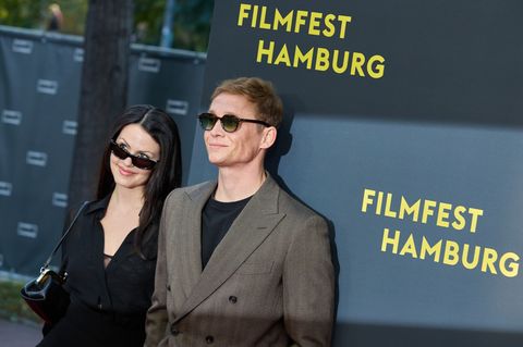 Blitzlichtgewitter auf dem roten Teppich: Die Schauspielerin Ruby O. Fee und der Schauspieler Matthias Schweighöfer haben ihren