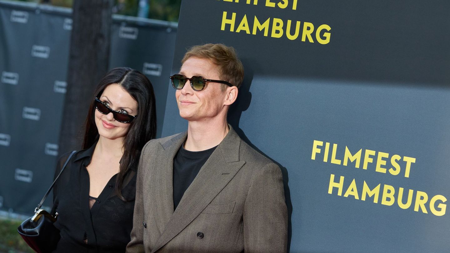 Blitzlichtgewitter auf dem roten Teppich: Die Schauspielerin Ruby O. Fee und der Schauspieler Matthias Schweighöfer haben ihren