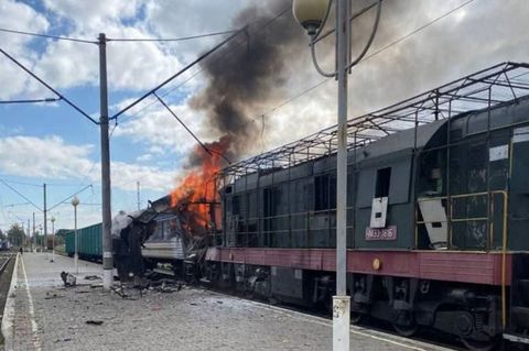 Dutzende Passagiere wurden bei dem Angriff auf einen Bahnhof in Schostka verletzt. Foto: Uncredited/Ukrainian Railway Press Offi