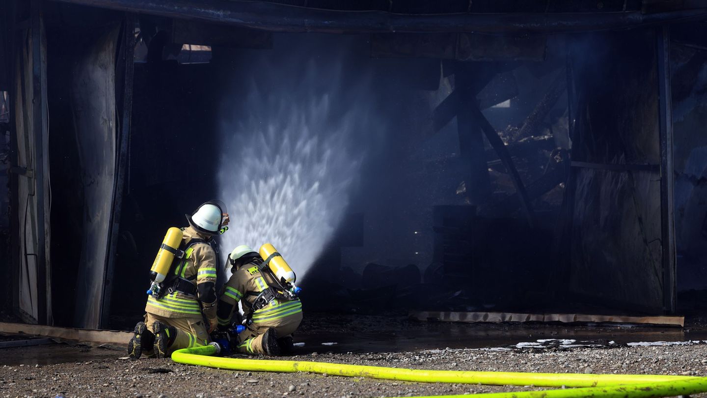 Die Feuerwehr bekämpfte das Feuer. Foto: Karl-Josef Hildenbrand/dpa