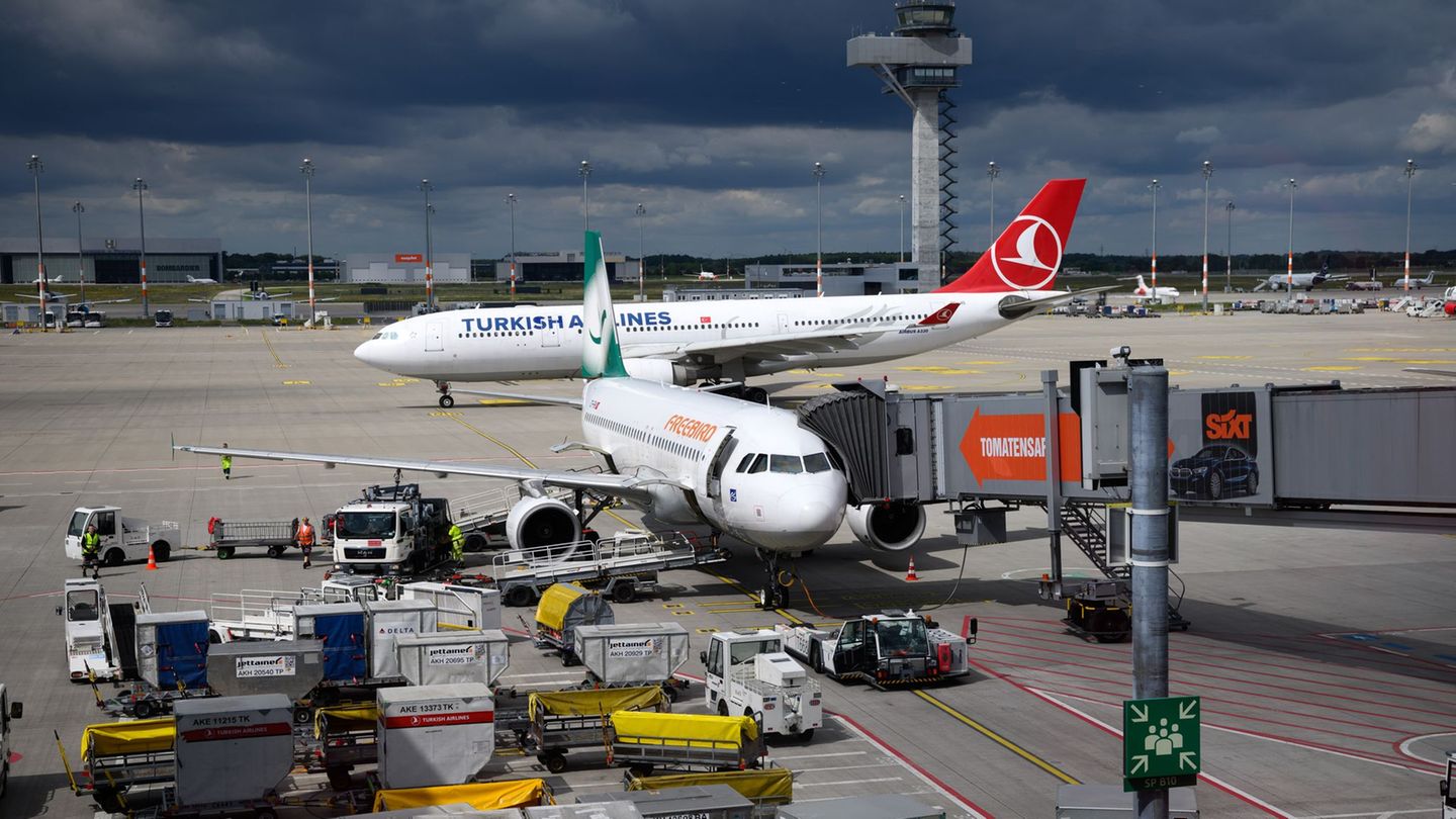 Trotz Verbots wurden am Hauptstadtflughafen BER schon mehrmals Drohnen gesichtet (Archivbild) Foto: Bernd von Jutrczenka/dpa