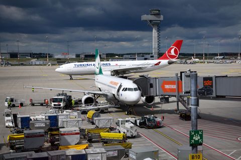 Trotz Verbots wurden am Hauptstadtflughafen BER schon mehrmals Drohnen gesichtet (Archivbild) Foto: Bernd von Jutrczenka/dpa