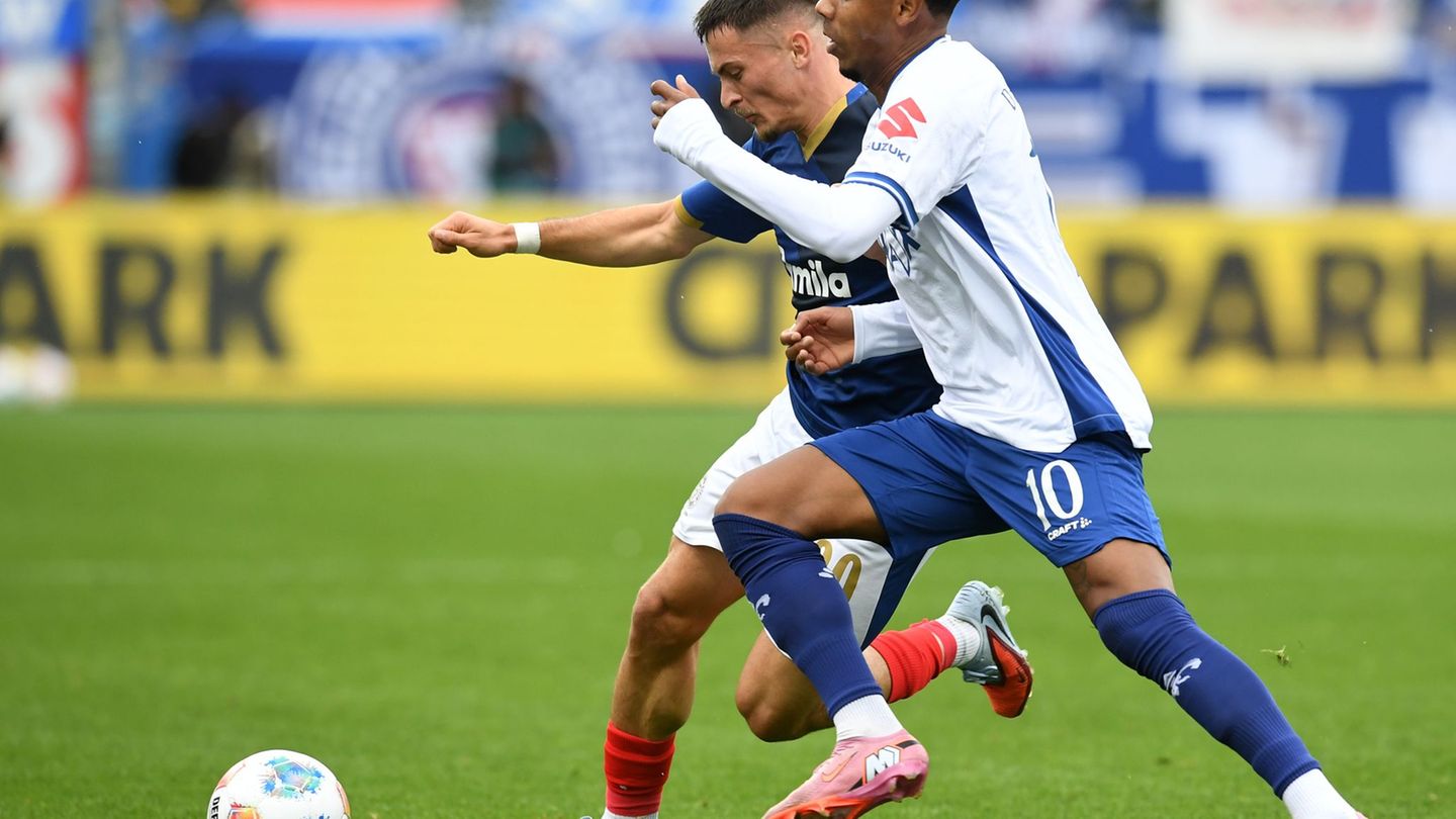 Kiel und Darmstadt lieferten ein intensives Spiel. Foto: Daniel Bockwoldt/dpa
