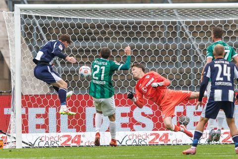 Das erste Heimtor im vierten Heimspiel: Sebastian Grönning erzielt das 1:0 gegen Preußen Münster. Foto: Andreas Gora/dpa