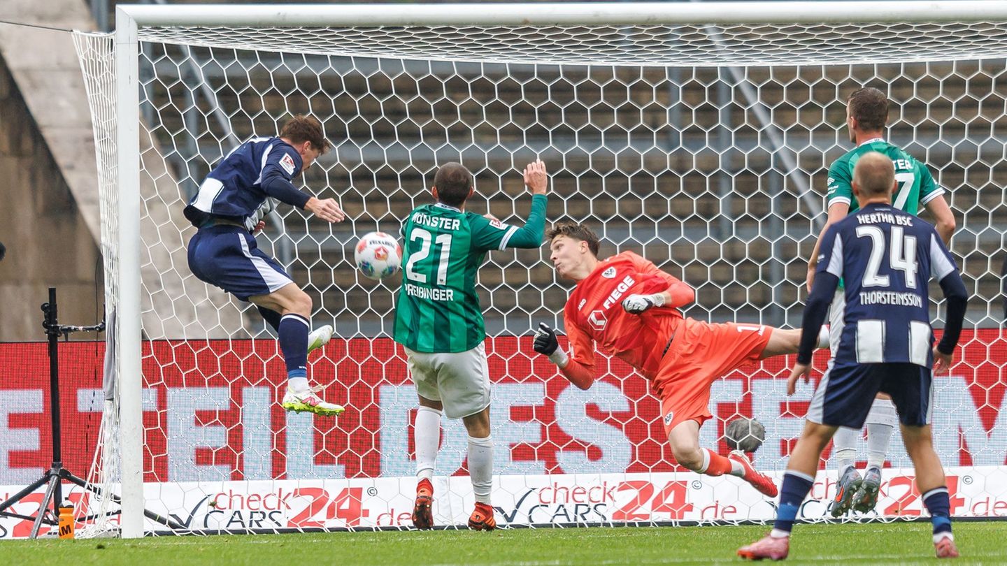 Das erste Heimtor im vierten Heimspiel: Sebastian Grönning erzielt das 1:0 gegen Preußen Münster. Foto: Andreas Gora/dpa