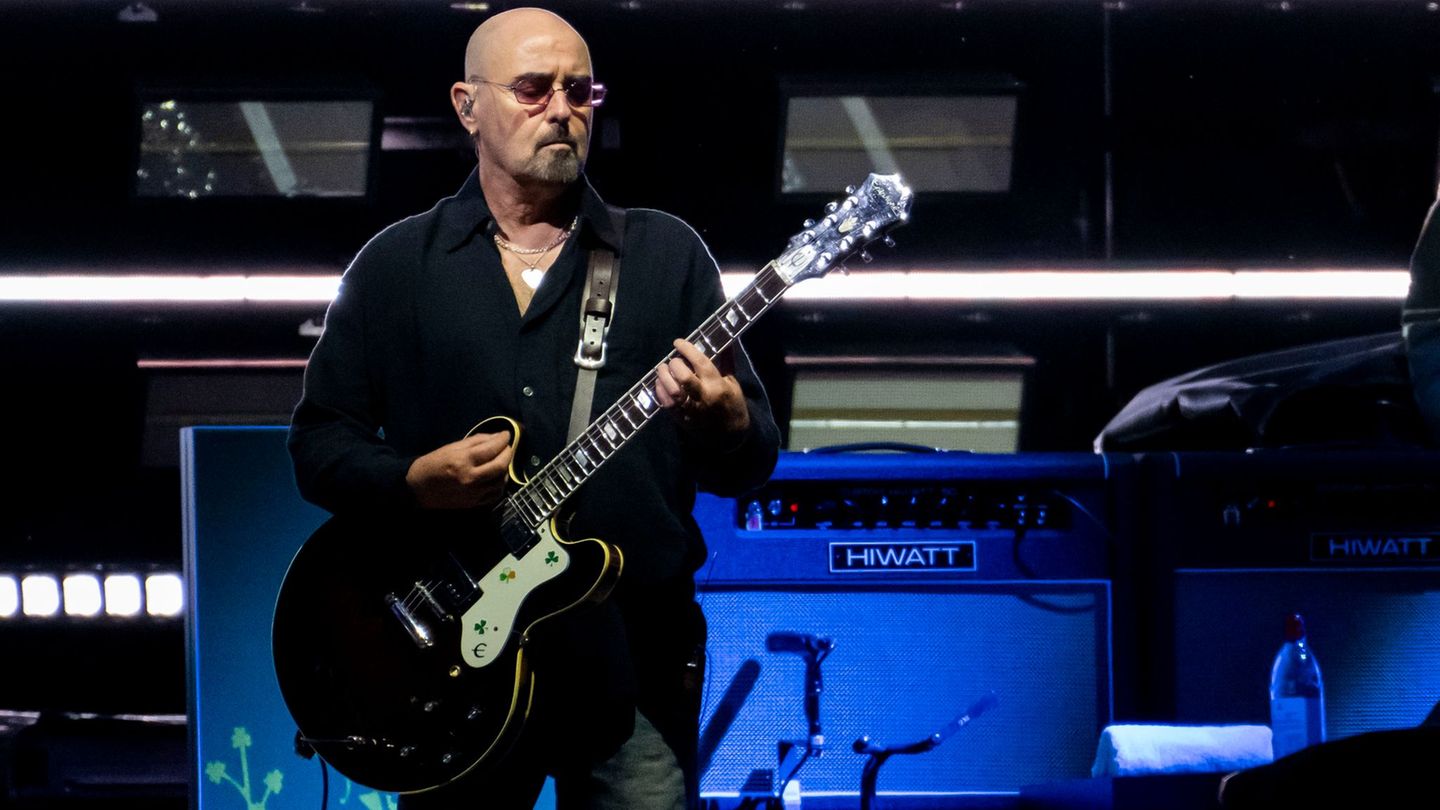 Tour of the Britpopband: Oasis guitarist interrupts tour for cancer treatment