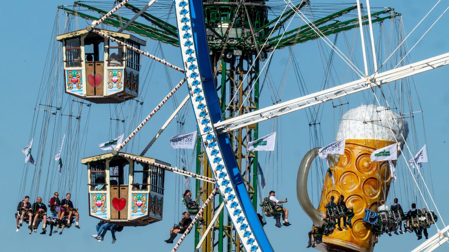 Hoch hinaus ging es für viele der Wiesn-Besucher. Foto: Peter Kneffel/dpa