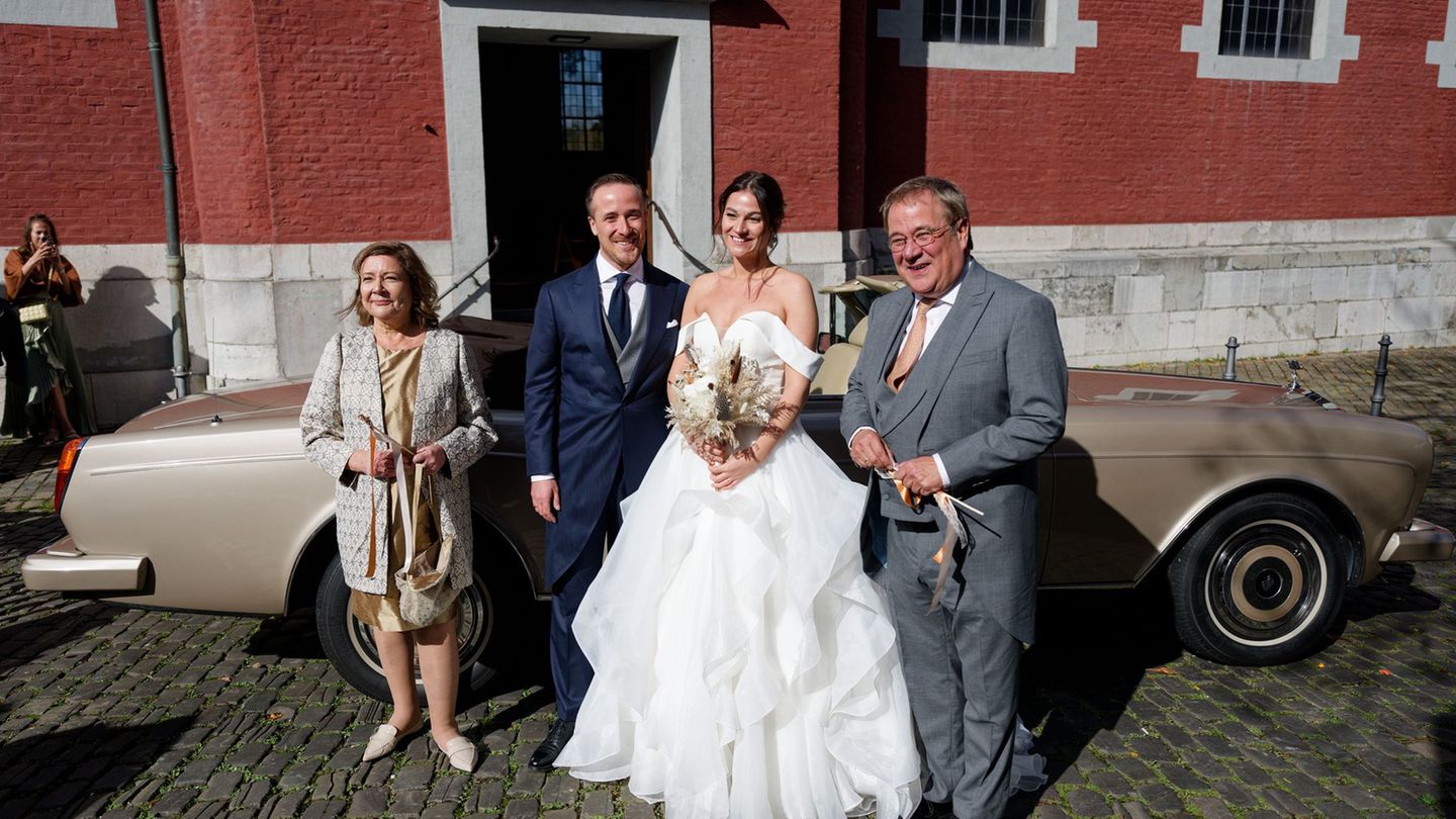Joe Laschets Eltern - der Politiker Armin Laschet und seine Frau Susanne - posieren nach der Hochzeit mit dem Brautpaar. Foto: H