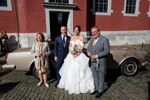 Joe Laschets Eltern - der Politiker Armin Laschet und seine Frau Susanne - posieren nach der Hochzeit mit dem Brautpaar. Foto: H