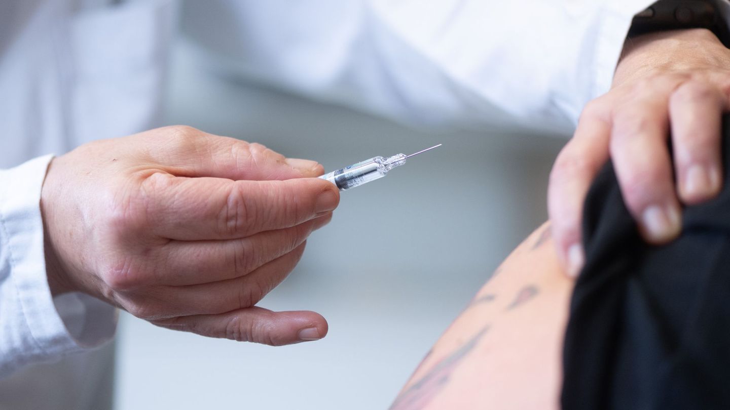 In der vergangenen Saison 2023/24 lag die Influenza-Impfquote nach Angaben des Gesundheitsministeriums bei den Erwachsenen ab 60