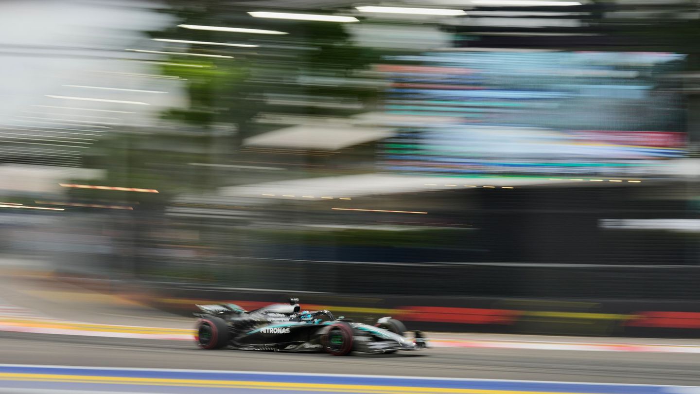 Mercedes-Pilot George Russell schnappte sich überraschend die Pole Position in Singapur. Foto: Vincent Thian/AP/dpa