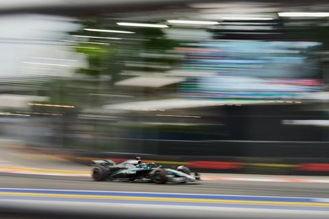 Mercedes-Pilot George Russell schnappte sich überraschend die Pole Position in Singapur. Foto: Vincent Thian/AP/dpa