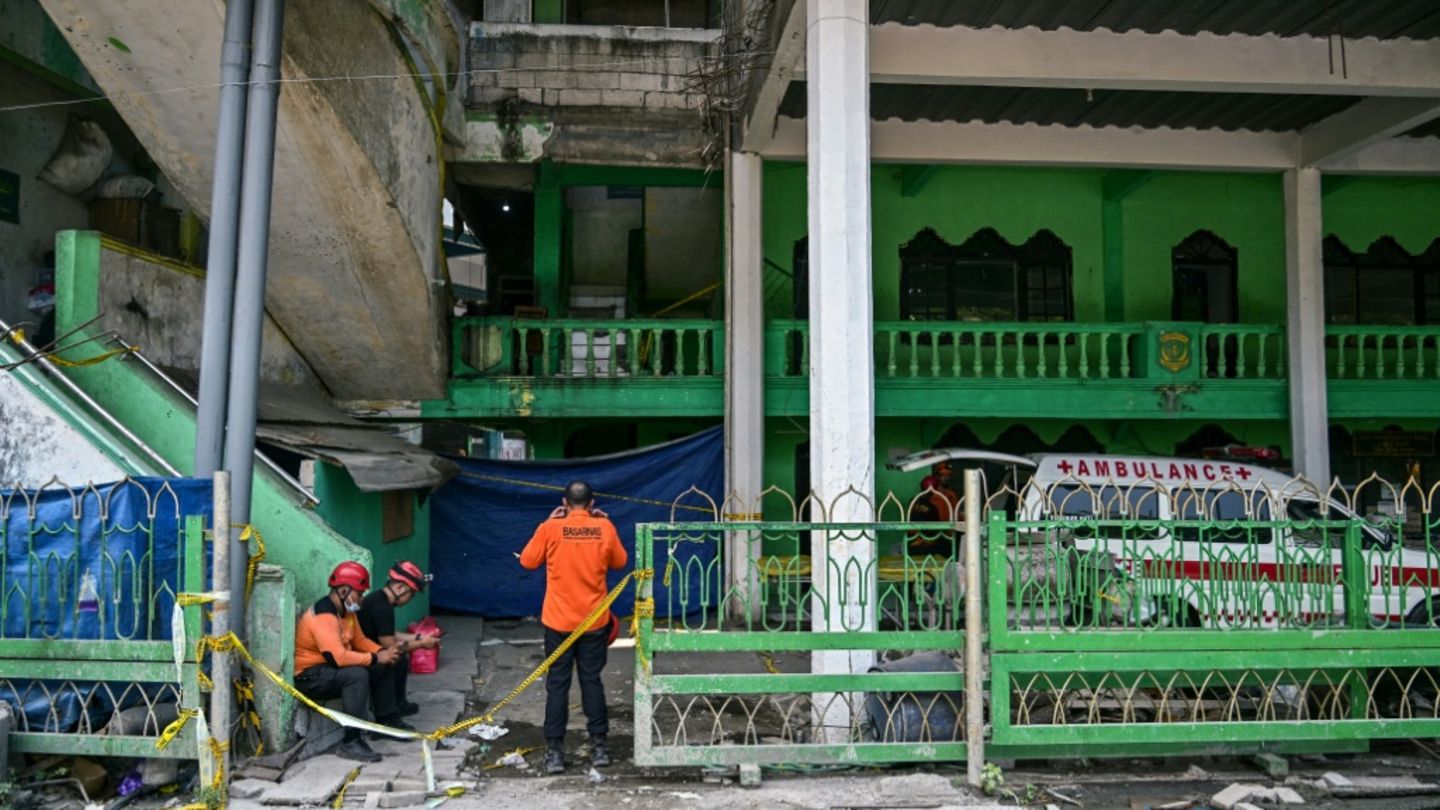Eingestürzte Schule in Surabaya, Indonesien