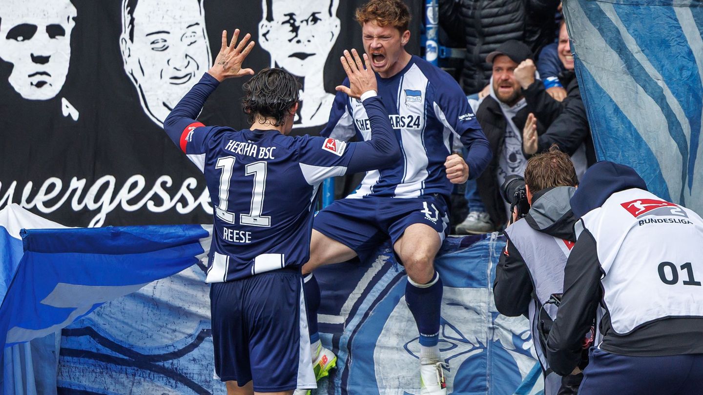 Sebastian Grönning bejubelt sein zweites Tor gegen Münster. Foto: Andreas Gora/dpa